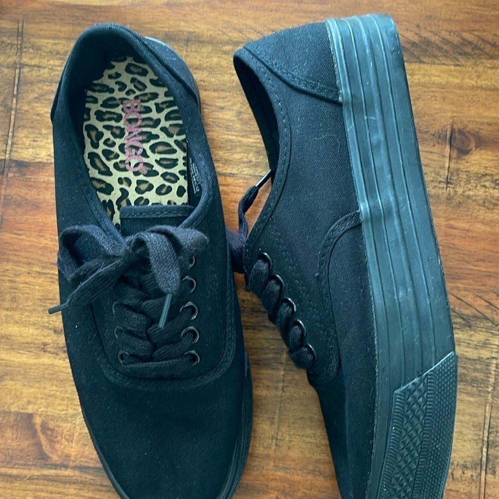 Bongo black platform lace up sneakers size 7M